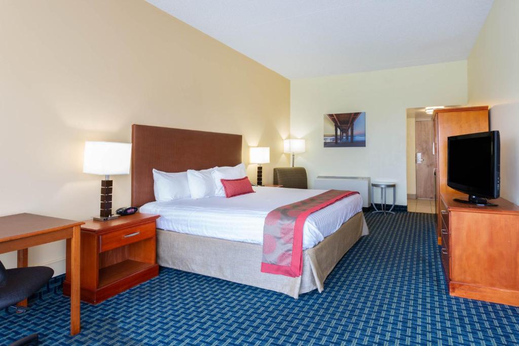 Ramada Plaza by Wyndham Virginia Beach Oceanfront - King Room With Ocean View - Non-Smoking