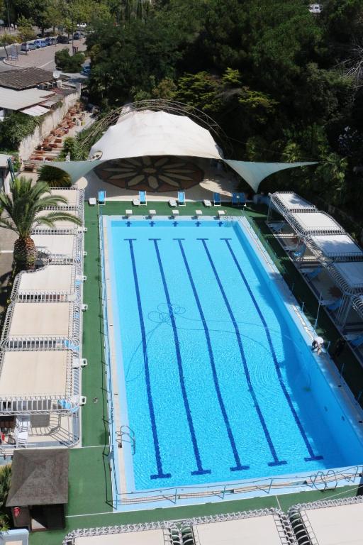 an overhead view of a large swimming pool at Hotel Mirasole International in Gaeta