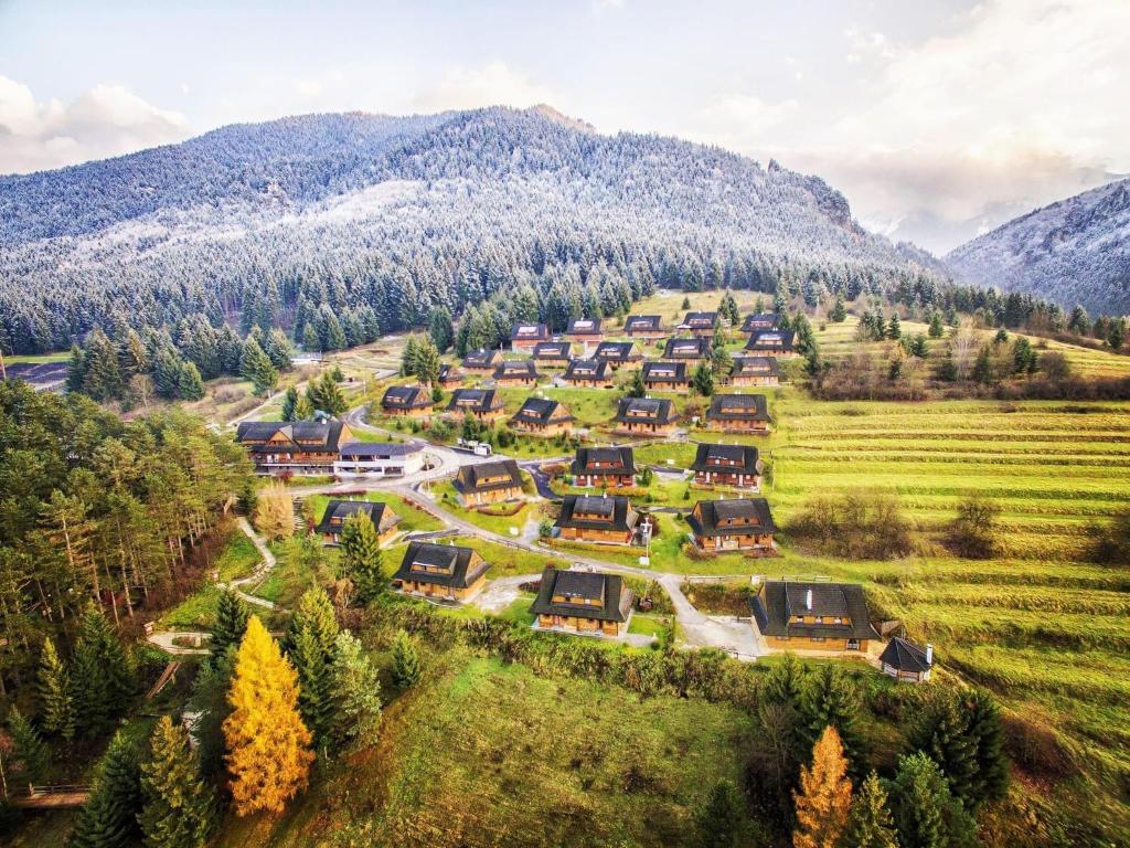 z góry widok na wioskę w górach w obiekcie Drevenica Jánošík w Tierchowej