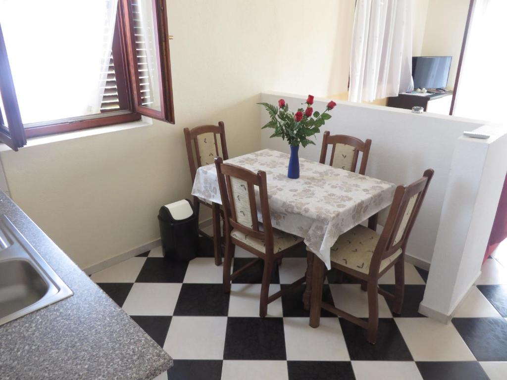 Televízia a/alebo spoločenská miestnosť v ubytovaní Apartments Marija