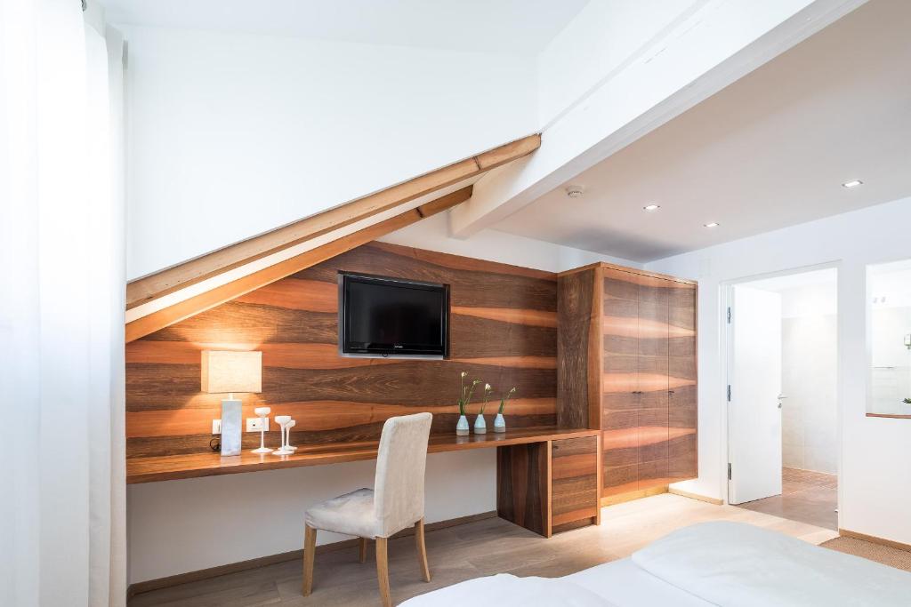 Televízia a/alebo spoločenská miestnosť v ubytovaní Boutique Hotel Zum Rosenbaum