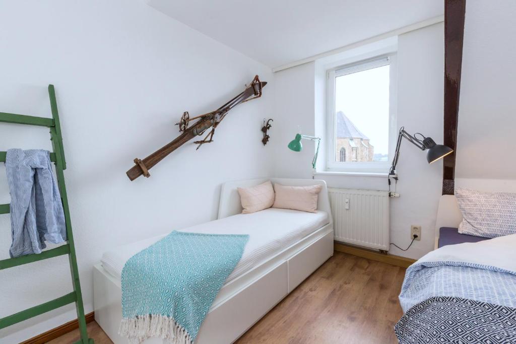 ein kleines Schlafzimmer mit einem Bett und einem Fenster in der Unterkunft Storchennest Sankt Annen in Annaberg-Buchholz