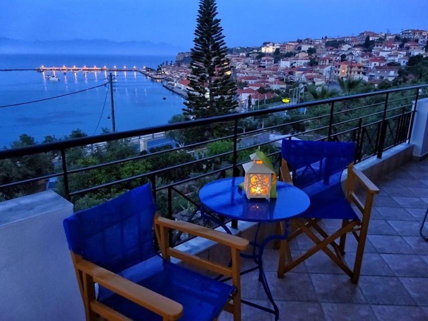 una mesa y sillas en un balcón con vistas en Pelagia Apartments, en Koroni