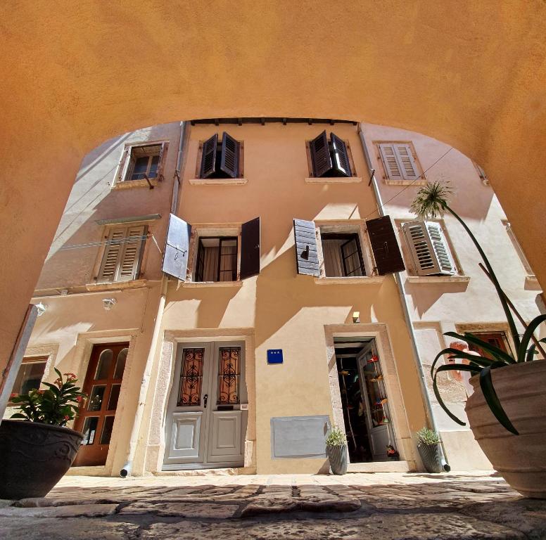 a building with an arch in front of it at Antiche Mura in Rovinj