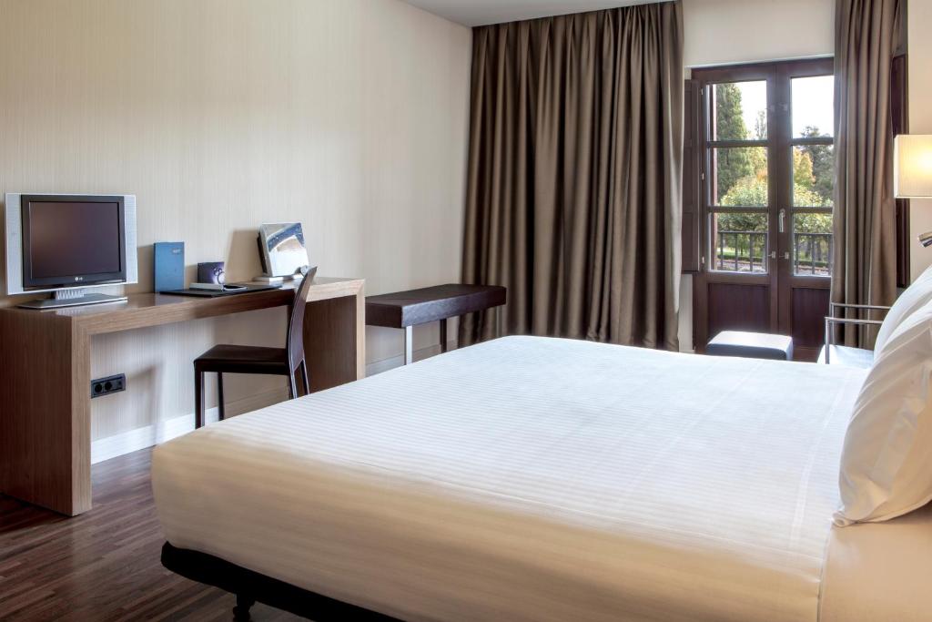 Postel nebo postele na pokoji v ubytování Oca Vila de Allariz Hotel Balneario