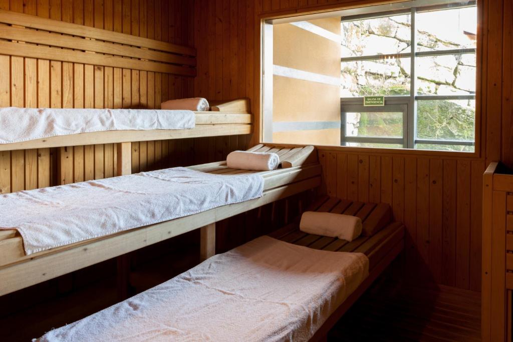 Postel nebo postele na pokoji v ubytování Oca Vila de Allariz Hotel Balneario