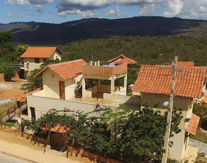 una vista aérea de una casa con techos rojos en Topo do Cipó Ecopousada Vegana, en Serra do Cipo