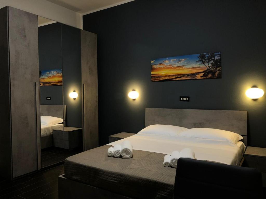 Habitación de hotel con cama y espejo en Hotel Neyra Beach, en Rímini