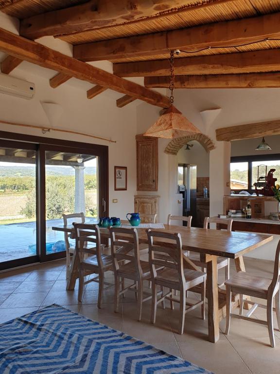 uma sala de jantar com uma grande mesa de madeira e cadeiras em Cantina Perandria em Monti