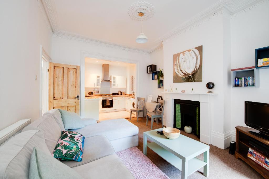 uma sala de estar com um sofá e uma lareira em Great family flat just 10 mins walk to beach em Portsmouth