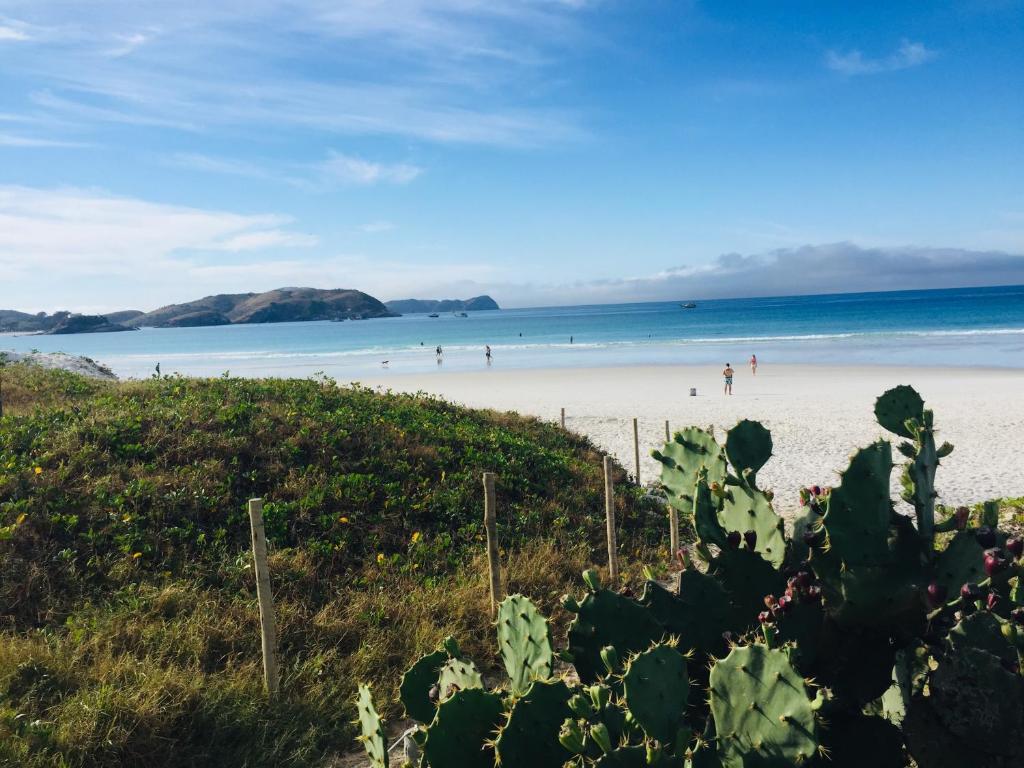 Blick auf den Strand mit Menschen im Wasser in der Unterkunft Temporada Cabo Frio - Lazer in Cabo Frio