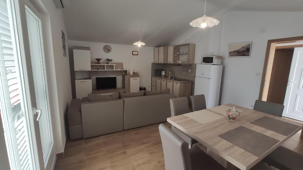 Kuchyň nebo kuchyňský kout v ubytování Apartmani Andrea