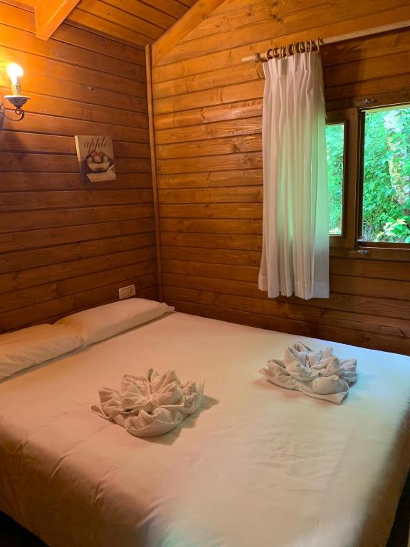 A bed or beds in a room at Camping Aneto