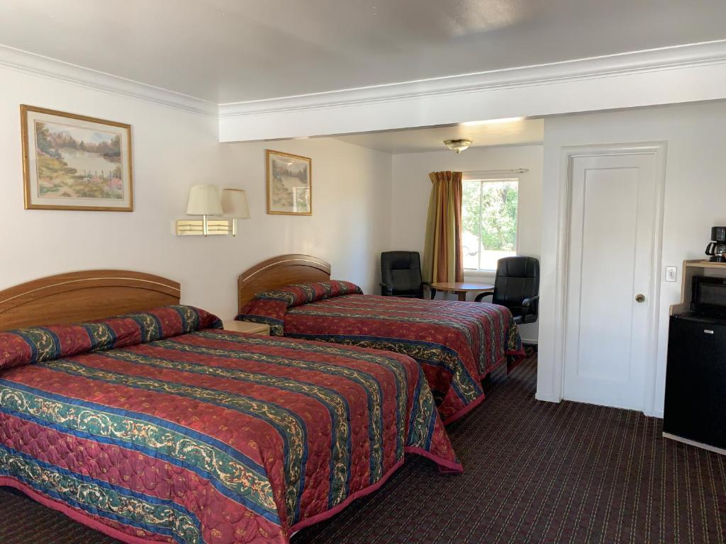 Habitación de hotel con 2 camas y ventana en Lark Motel Willits, en Willits
