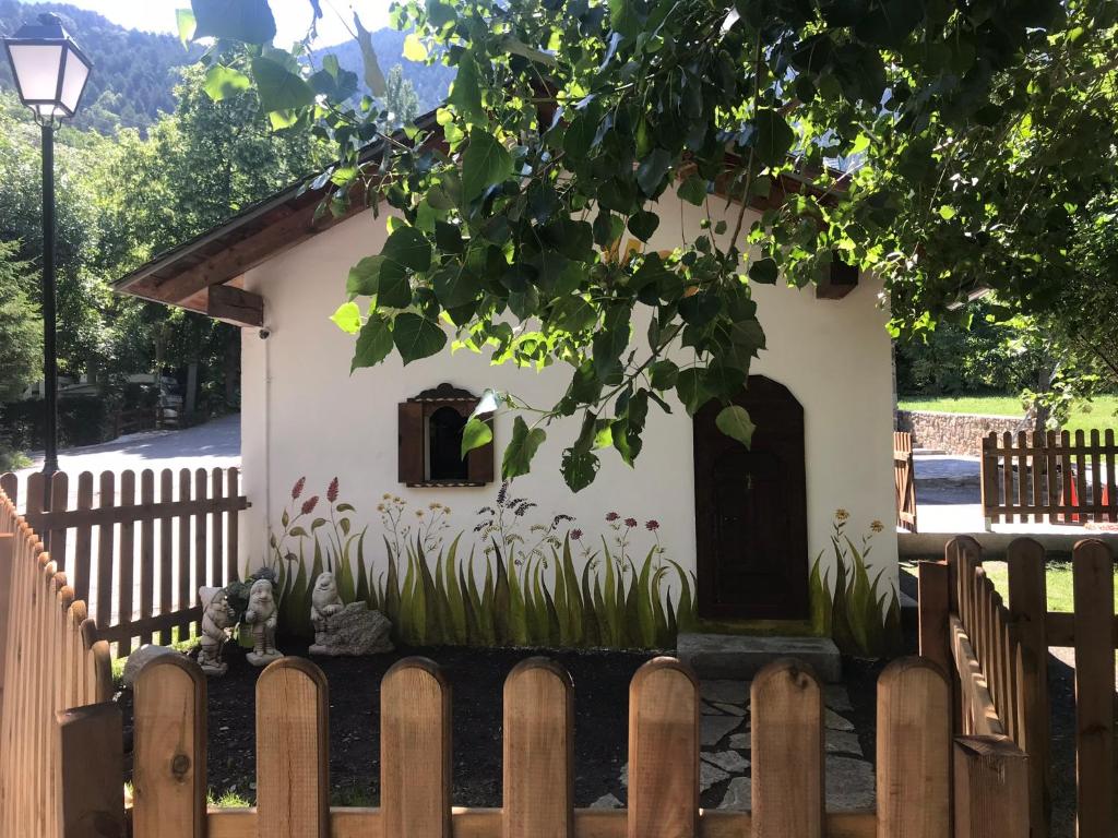 A garden outside Camping Aneto