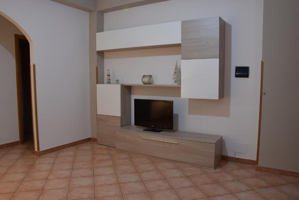 TV a/nebo společenská místnost v ubytování Appartamento Marconi 15