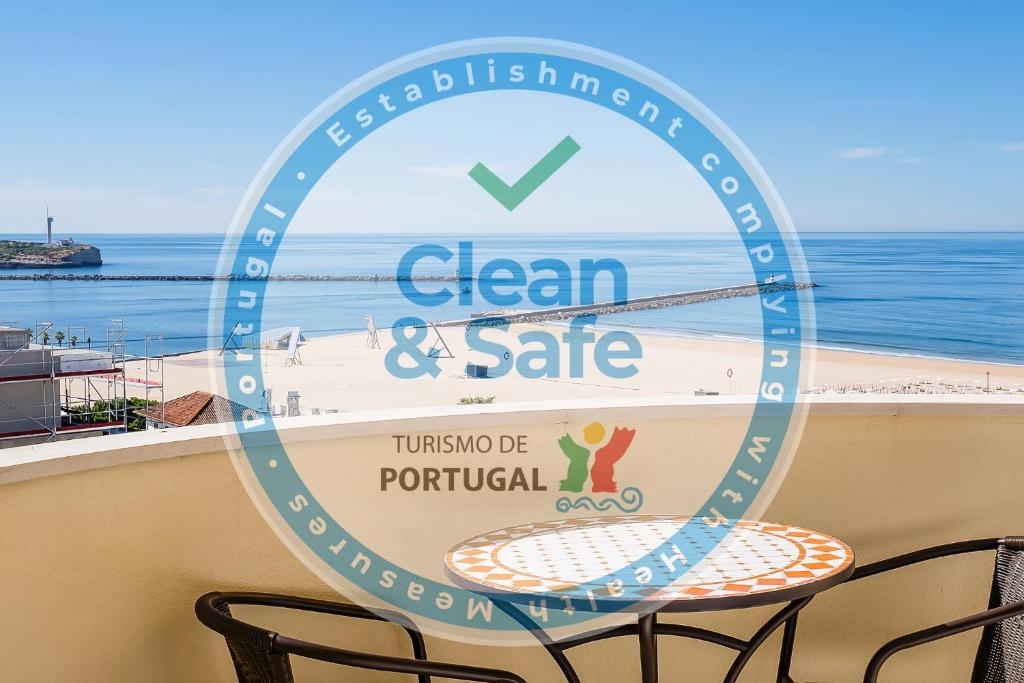 um sinal para um sinal limpo e seguro ao lado de uma praia em Heritage Aqua em Portimão