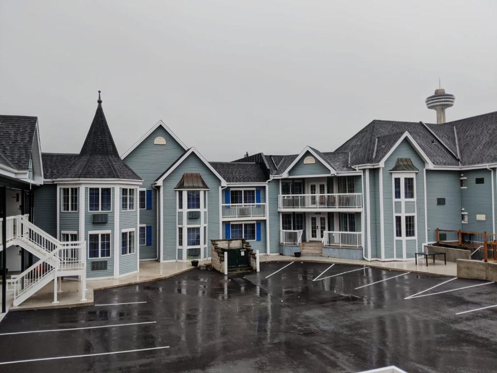 una fila de casas en un estacionamiento en Falls Lodge & Suites, en Niagara Falls