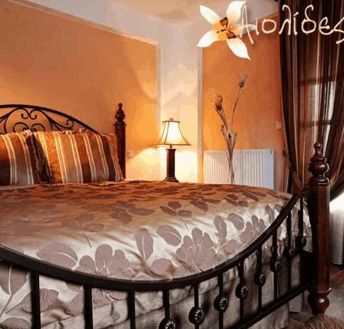 Postel nebo postele na pokoji v ubytování Aiolides Traditional Homes