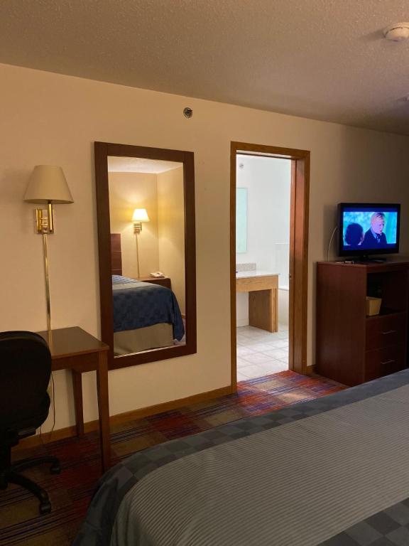 Americas Best Value Inn Champaign - Suite Met Kingsize Bed En Spabad – Niet-Rokers
