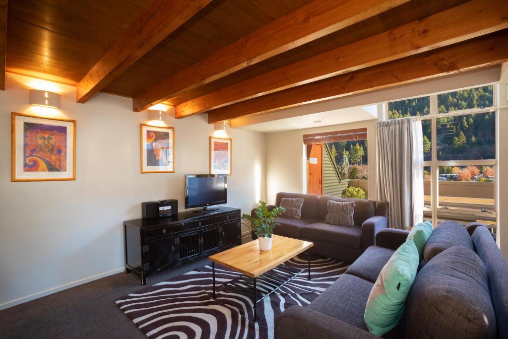 Cranbury Court Apartments - Apartment With Lake View