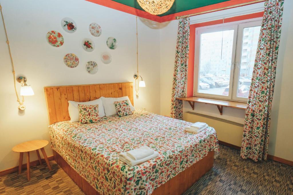 モスクワにあるイヴァン チャイ ホテル アンド コーヒーのベッドルーム(ベッド1台、窓付)