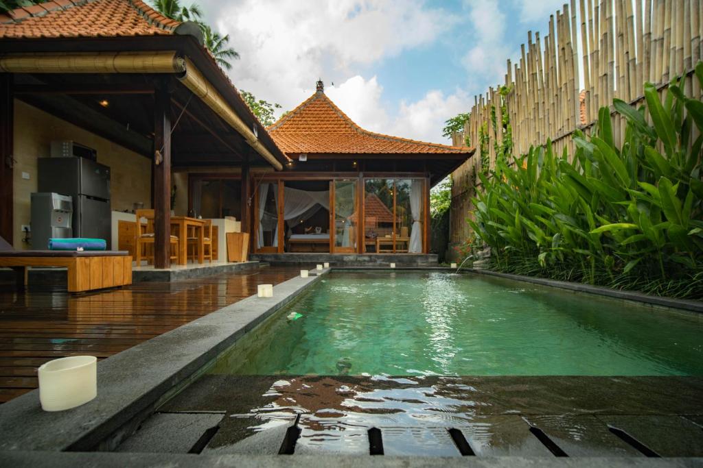una piscina davanti a una casa di Naja Private Villa Ubud ad Ubud