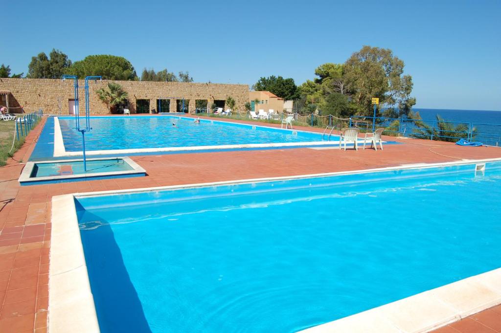 Bazén v ubytování Camping Costa Ponente nebo v jeho okolí