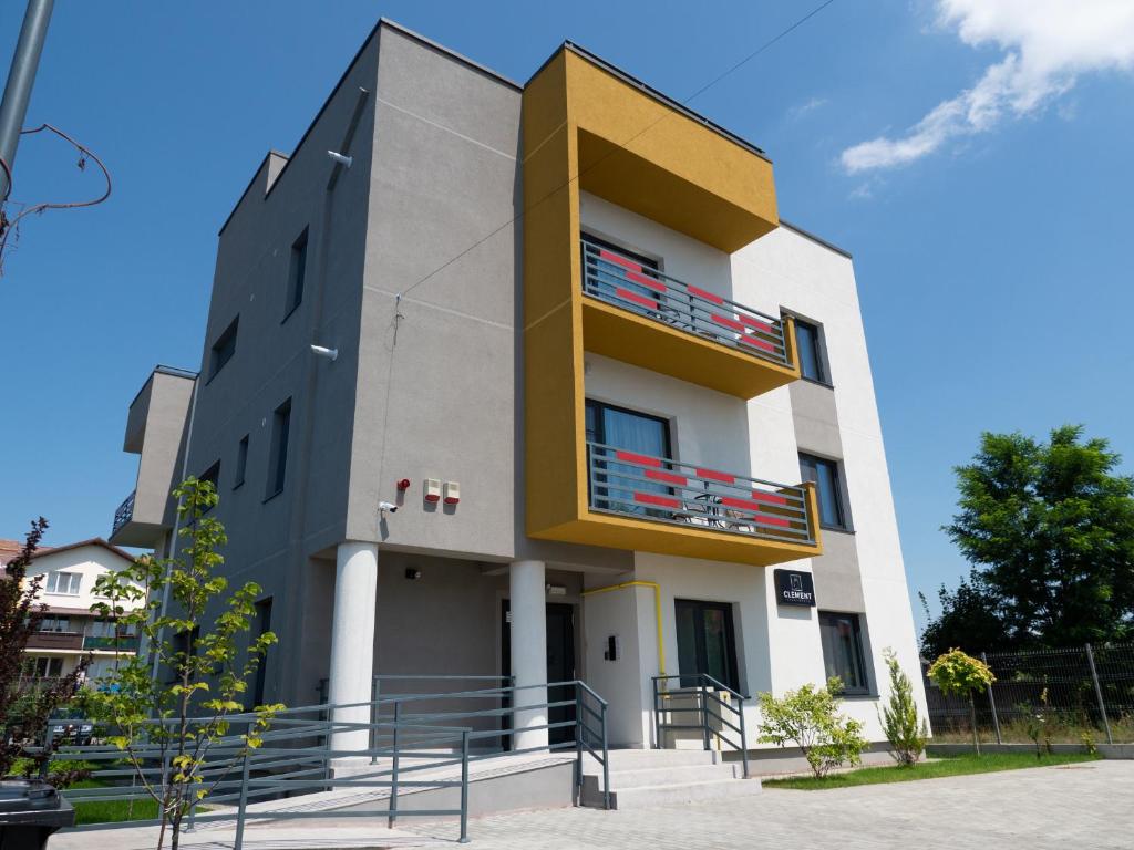 - un bâtiment avec des balcons sur le côté dans l'établissement Clement Apartments, à Piatra Neamţ