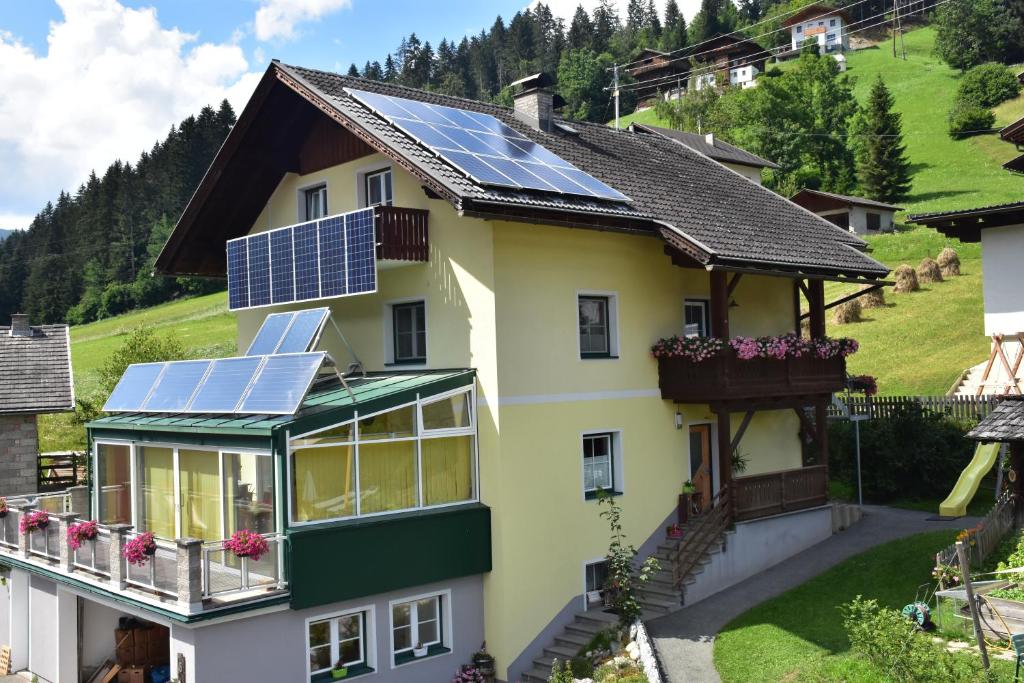 una casa con paneles solares en el techo en Haus Mortna, en Liesing