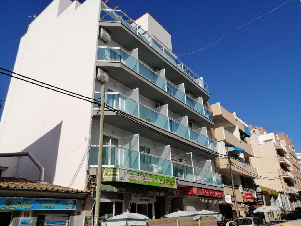 een gebouw met balkons aan de zijkant bij Apartamentos Arcadio in El Arenal