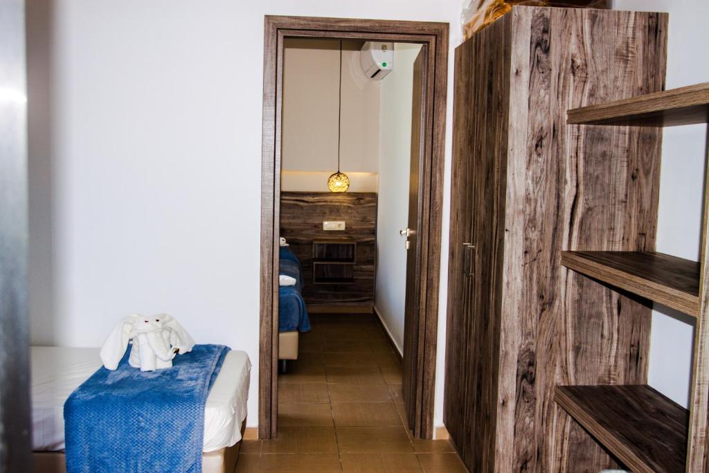 Postel nebo postele na pokoji v ubytování Sunshine Hotel Tigaki