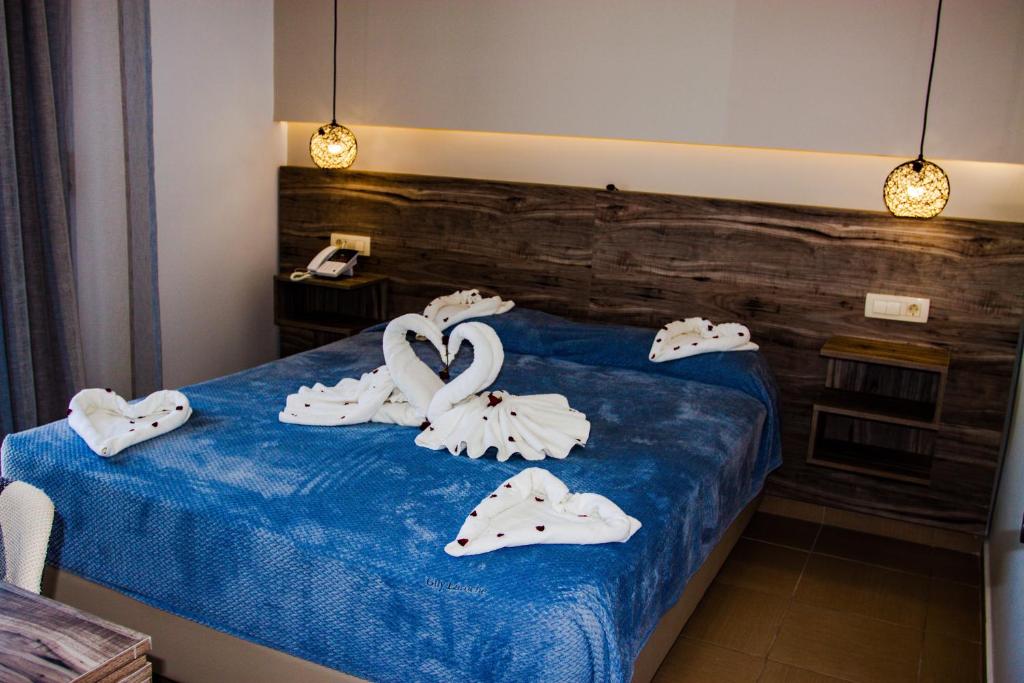 Postel nebo postele na pokoji v ubytování Sunshine Hotel Tigaki