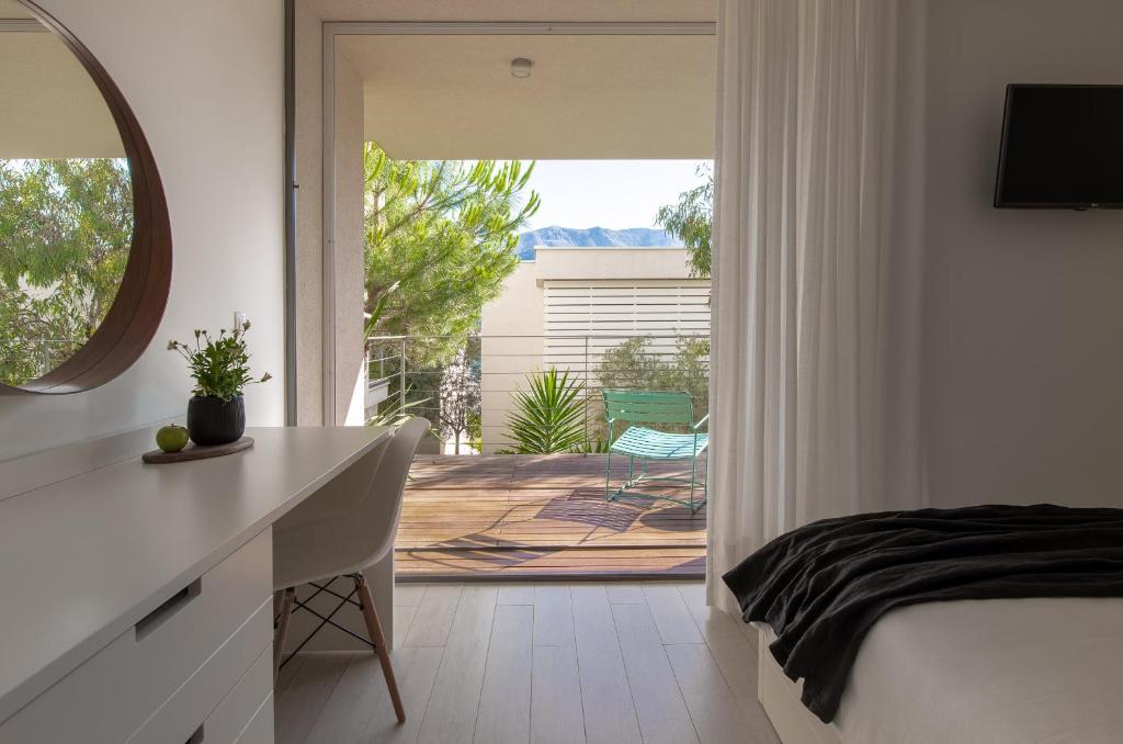 Tara's Lodge - Double Room With Balcony