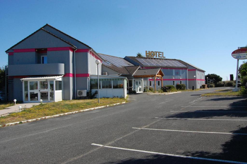 een lege parkeerplaats voor een motel bij Fasthotel Chateauroux in Déols