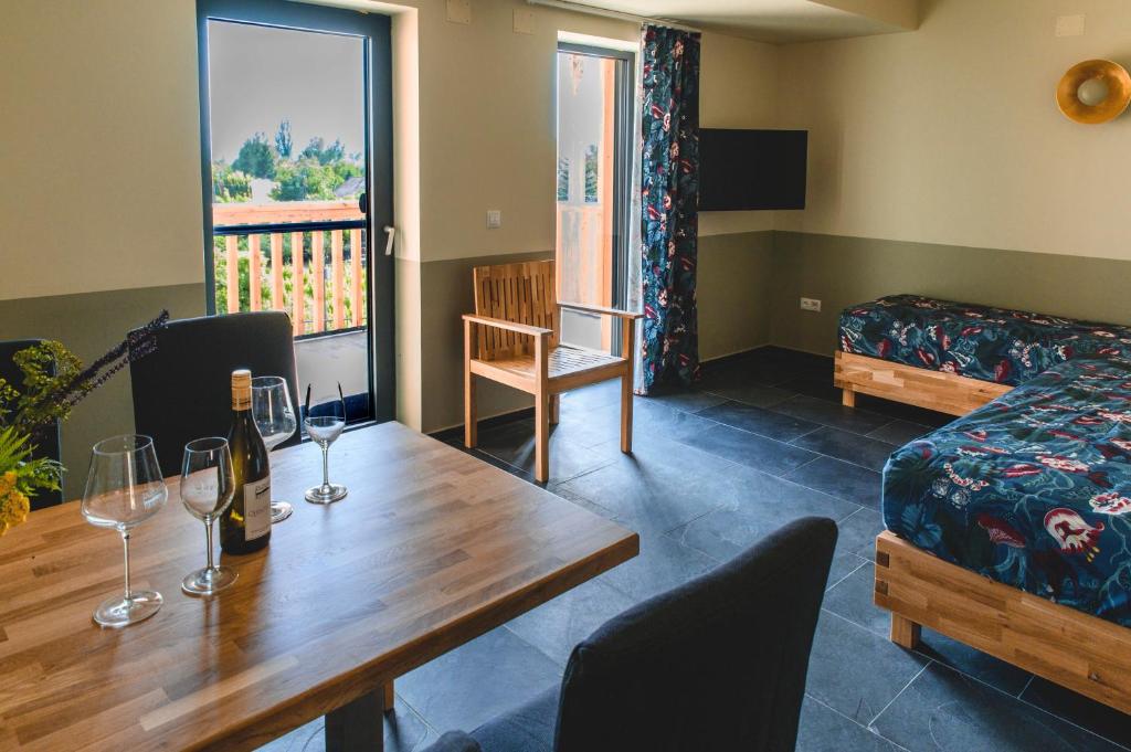 Postel nebo postele na pokoji v ubytování Domaine Edegger - Organic Winery Badacsony