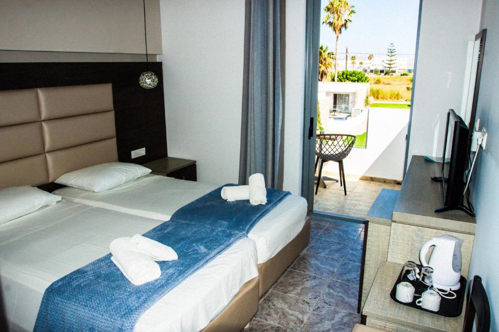 Postel nebo postele na pokoji v ubytování Sunshine Hotel Tigaki