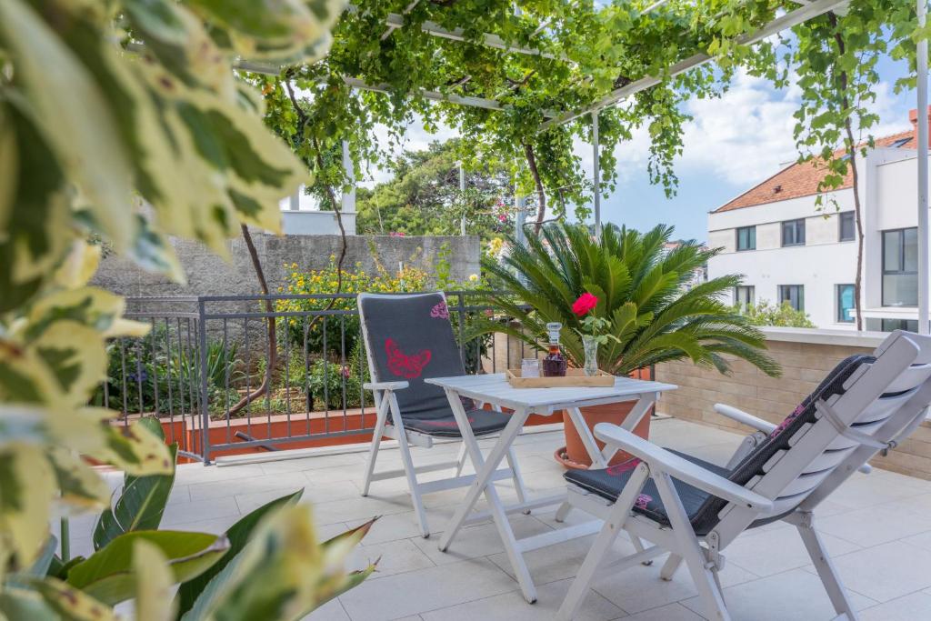 Vonkajšia záhrada v ubytovaní Guesthouse Tonko