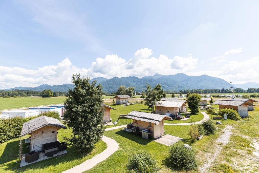 eine Luftansicht eines Bauernhofs mit Häusern in der Unterkunft Almdorado in Übersee