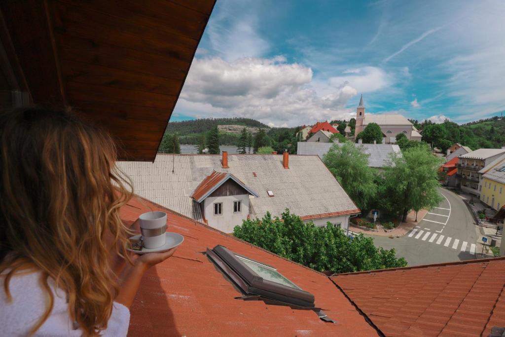 Nespecifikovaný výhled na hory nebo výhled na hory při pohledu z hotelu