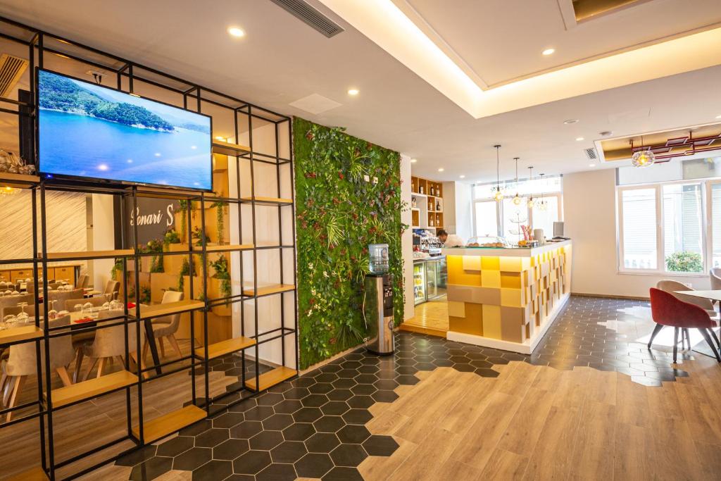 TV a/nebo společenská místnost v ubytování Ponari S Hotel