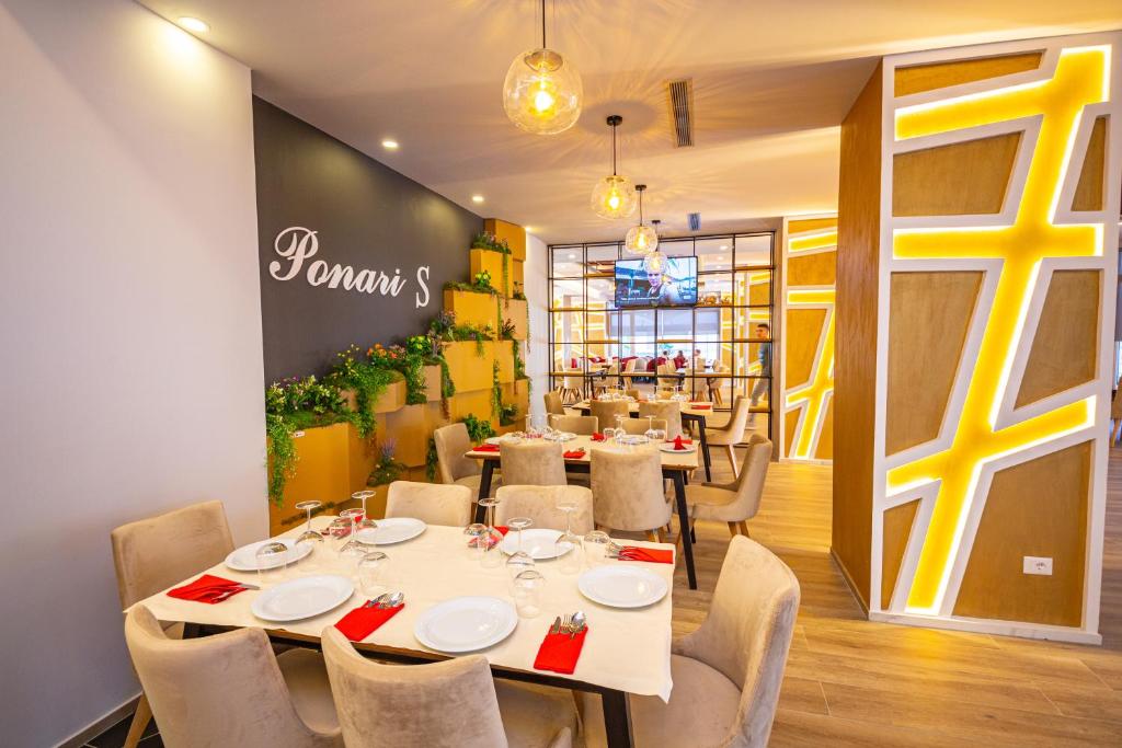 une salle à manger avec des tables et des chaises ainsi qu'un restaurant dans l'établissement Ponari S Hotel, à Durrës