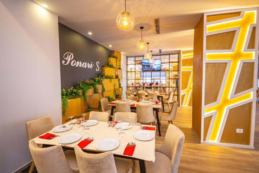 Restaurace v ubytování Ponari S Hotel