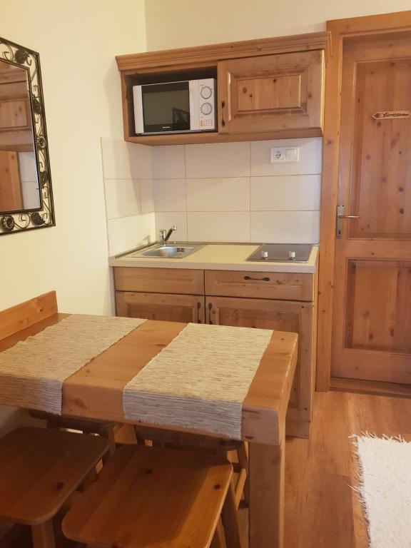 Kuchyň nebo kuchyňský kout v ubytování Tóth Vendégház és Apartmanház Újfehértó
