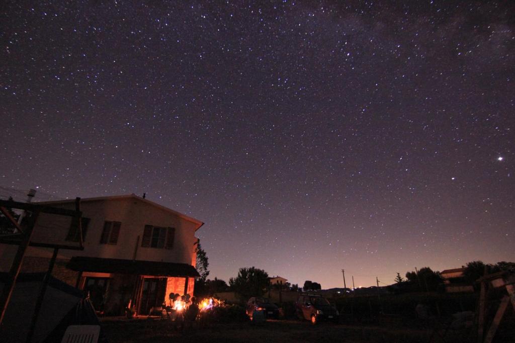 ein Haus unter einem Sternenhimmel in der Nacht in der Unterkunft Agriturismo Enjoy Sunset in Cinigiano