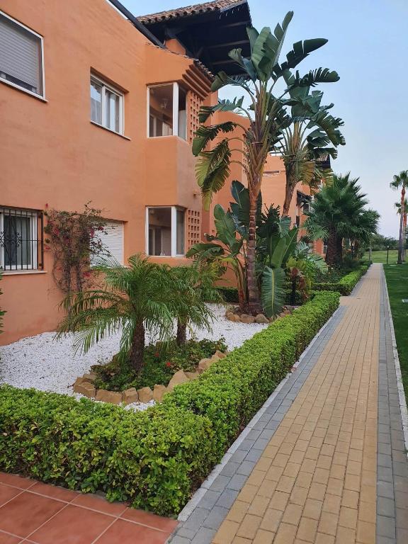 Ogród w obiekcie CASARES appart 2 ch dans parc tropical avec vue sur mer, montagne et piscine