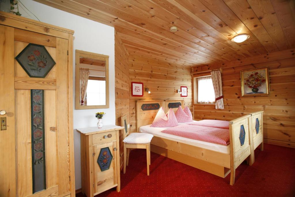 a bedroom with a bed in a wooden cabin at Holdhof in Schladming