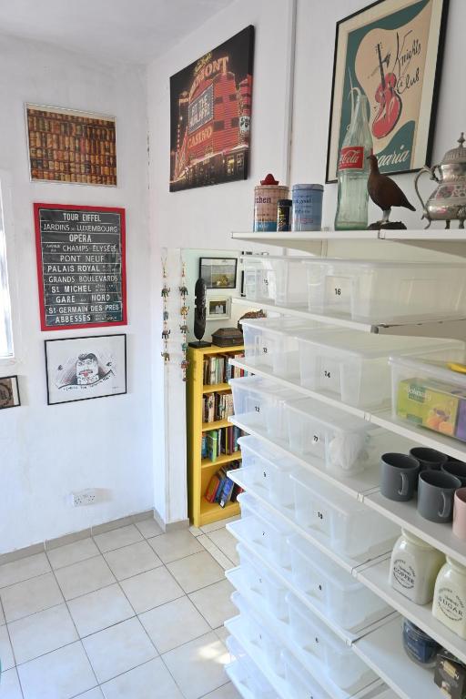 Knihovna v hostelu