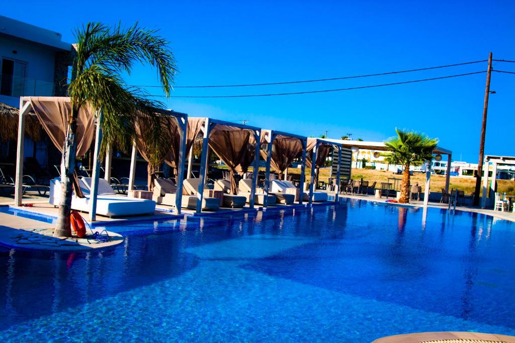 Bazén v ubytování Sunshine Hotel Tigaki nebo v jeho okolí