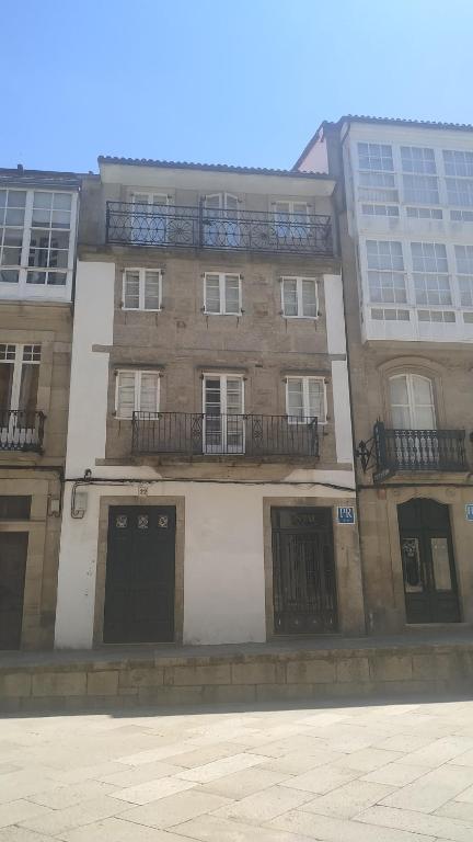 ein Apartmenthaus mit zwei Etagen und zwei Balkonen in der Unterkunft PICO SACRO I HOSTAL-PENSION Santiago de Compostela in Santiago de Compostela